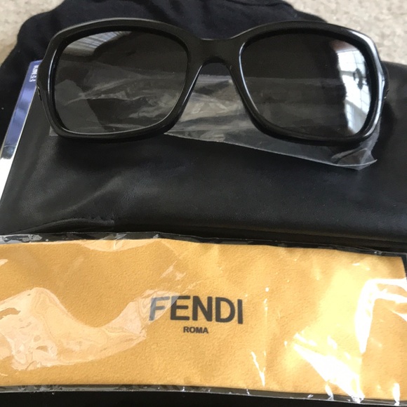 NWOT! Fendi 0007/s Black Oversized Sunglasses! - Picture 1 of 8